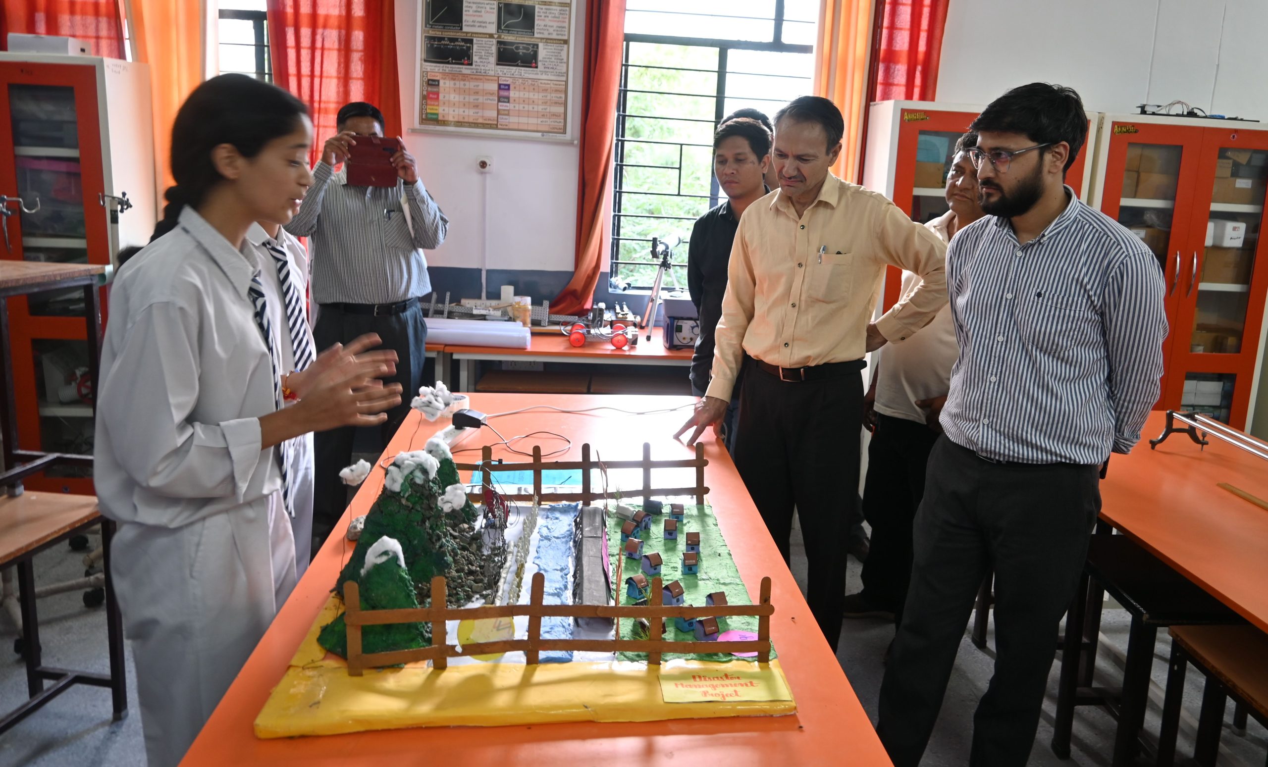 एसडीएम निशांत ठाकुर ने नवोदय विद्यालय बंदरोल का निरीक्षण किया और छात्रों से संवाद किया