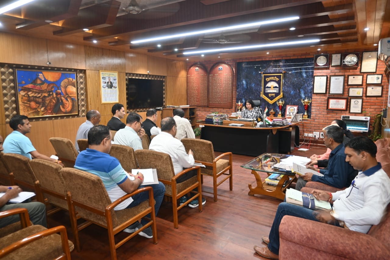 कुल्लू में मतदान केंद्रों के युक्तिकरण पर चर्चा करते उपायुक्त तोरुल एस. रवीश।