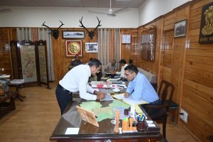 चम्बा में मतदान केंद्रों के युक्तिकरण पर बैठक की अध्यक्षता करते उपायुक्त मुकेश रेपसवाल।