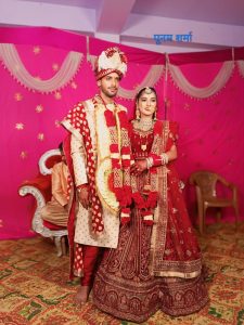 मुख्यमंत्री सुख-आश्रय योजना के लाभार्थियों को विवाह अनुदान राशि प्रदान करते हुए अधिकारी।