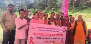 सेरी बंगलों में आयोजित एचआईवी जागरूकता कार्यक्रम में ग्रामीणों को जानकारी देते स्वास्थ्य विभाग के विशेषज्ञ।