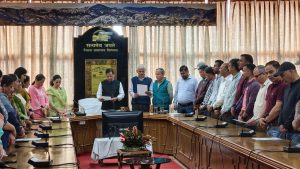 बचत भवन धर्मशाला में सद्भावना दिवस पर शपथ दिलाते एसी टू डीसी देवी चंद ठाकुर।