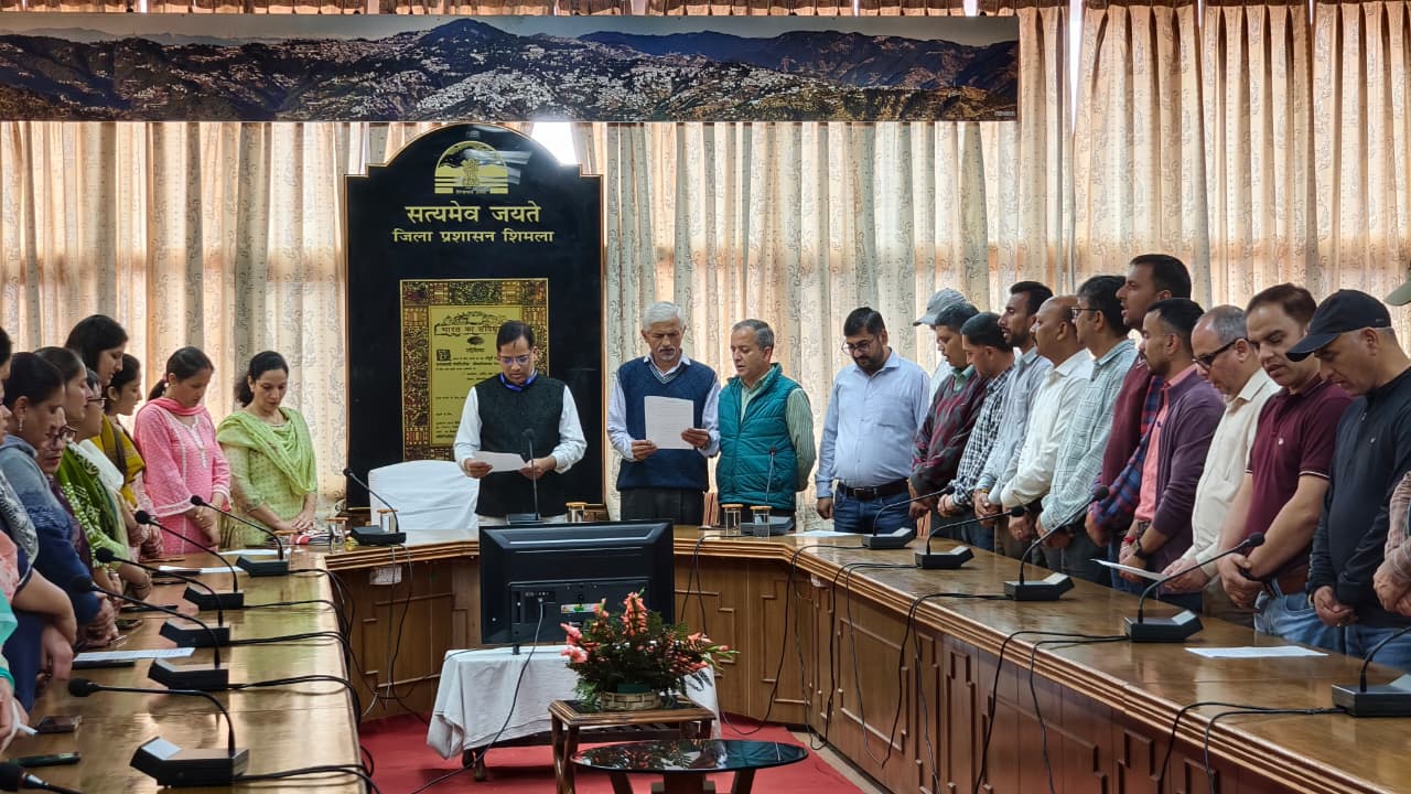 बचत भवन धर्मशाला में सद्भावना दिवस पर शपथ दिलाते एसी टू डीसी देवी चंद ठाकुर।