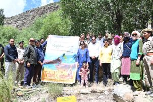 लाहौल के बिलिंग गांव में वृक्षारोपण करते उपायुक्त किरण भडाना और अधिकारीगण—जनजातीय मेला 2025 को पर्यावरण के प्रति समर्पित करते हुए।