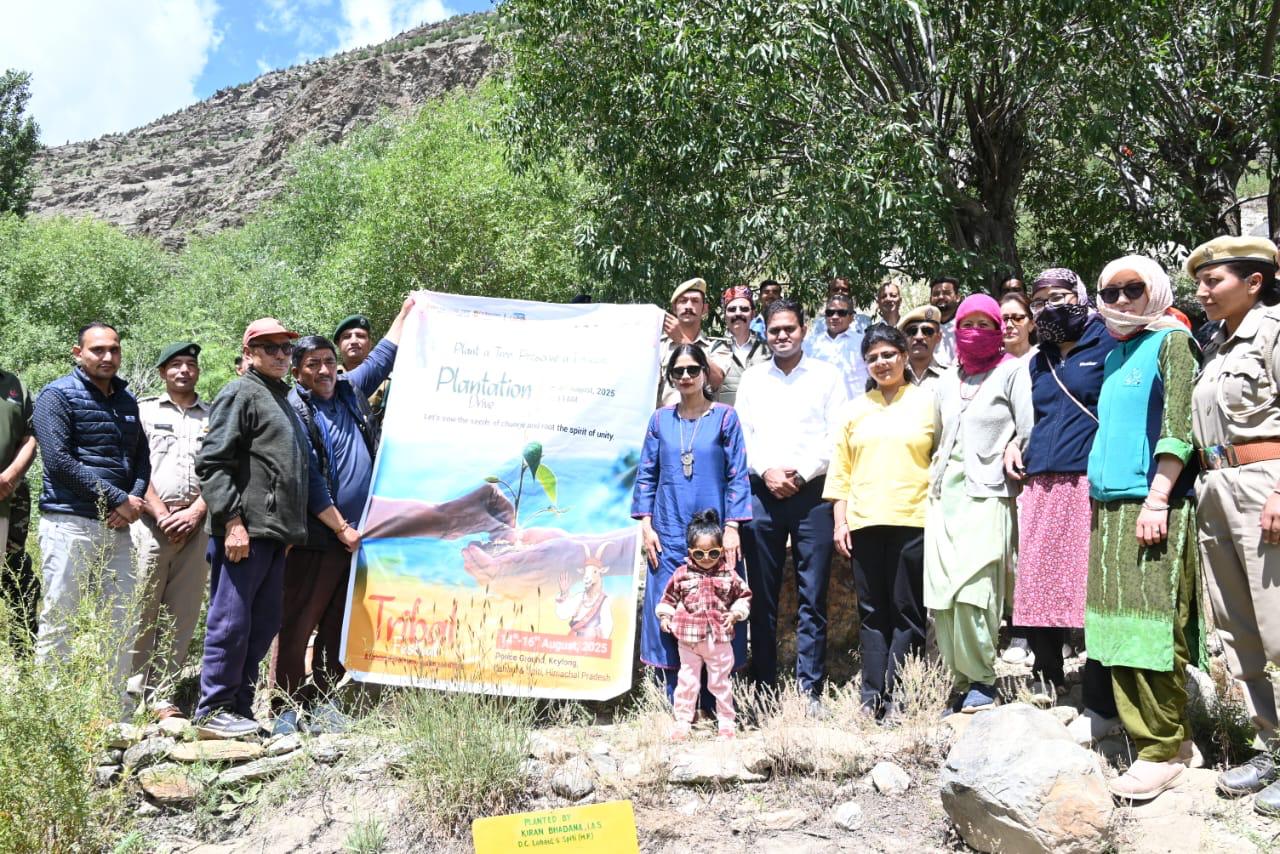 लाहौल के बिलिंग गांव में वृक्षारोपण करते उपायुक्त किरण भडाना और अधिकारीगण—जनजातीय मेला 2025 को पर्यावरण के प्रति समर्पित करते हुए।
