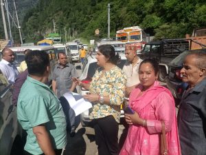 सैंज घाटी में क्षति का जायजा लेते उपायुक्त तोरूल एस. रवीश और प्रशासनिक अधिकारी