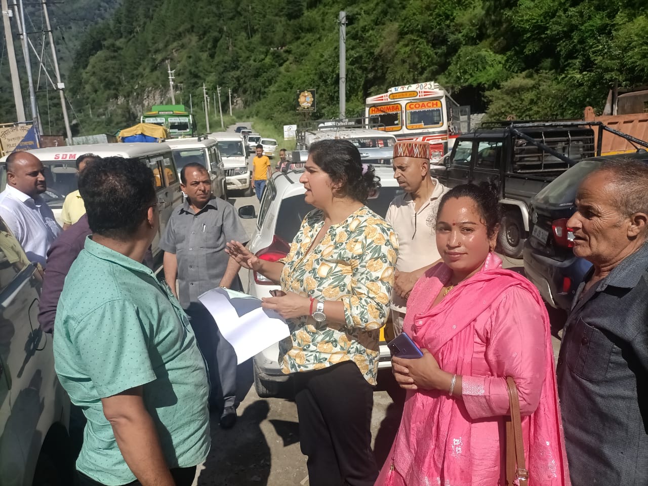 सैंज घाटी में क्षति का जायजा लेते उपायुक्त तोरूल एस. रवीश और प्रशासनिक अधिकारी