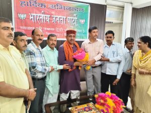 श्री नयना देवी जी मंडल की बैठक में कार्यकर्ताओं को संबोधित करते विधायक रणधीर शर्मा।