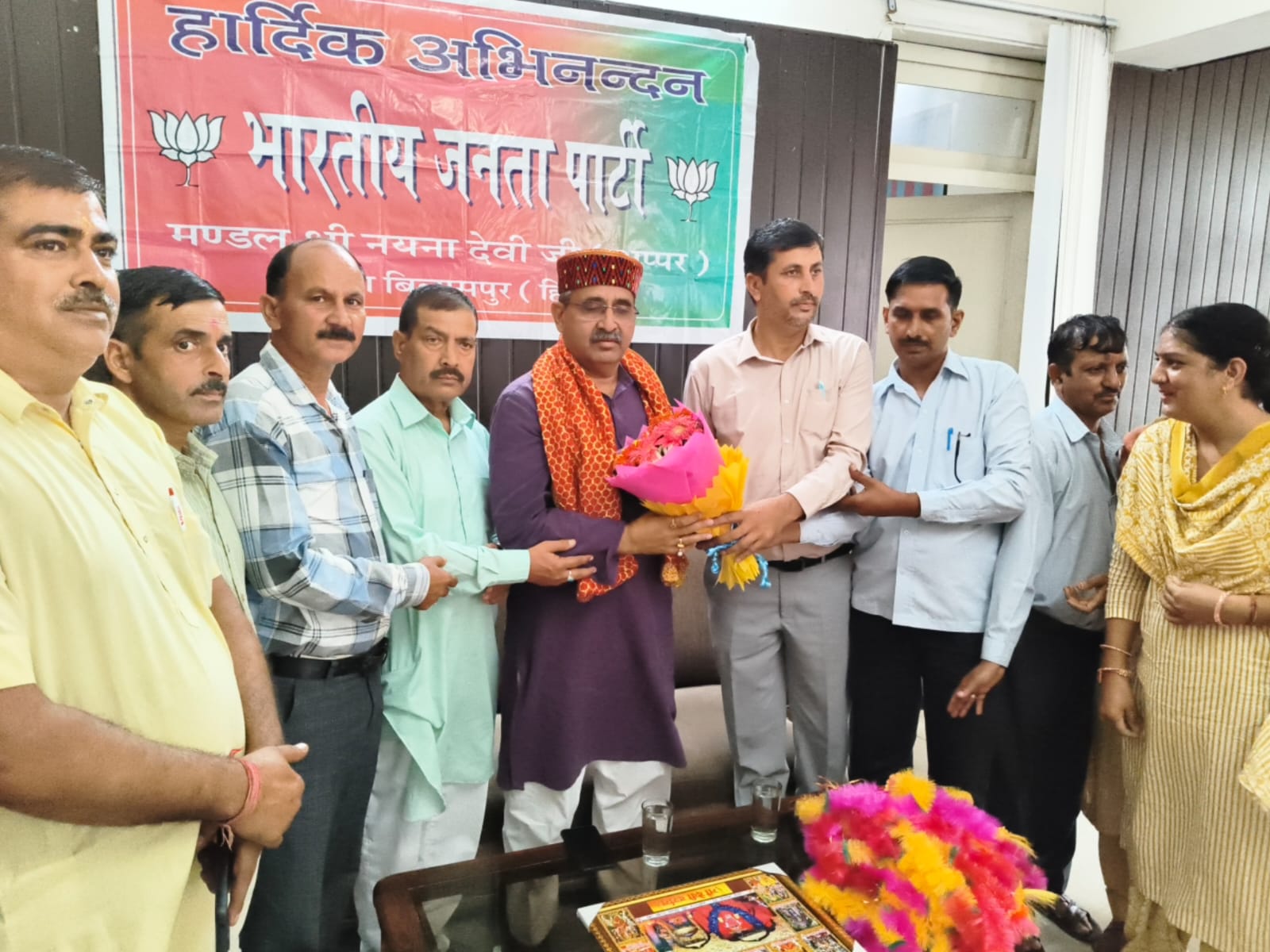 श्री नयना देवी जी मंडल की बैठक में कार्यकर्ताओं को संबोधित करते विधायक रणधीर शर्मा।