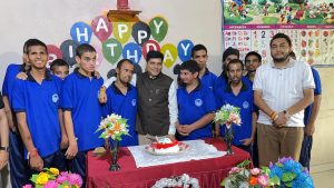 राजीव राणा दिव्यांग बच्चों के साथ जन्मदिन का केक काटते हुए।
