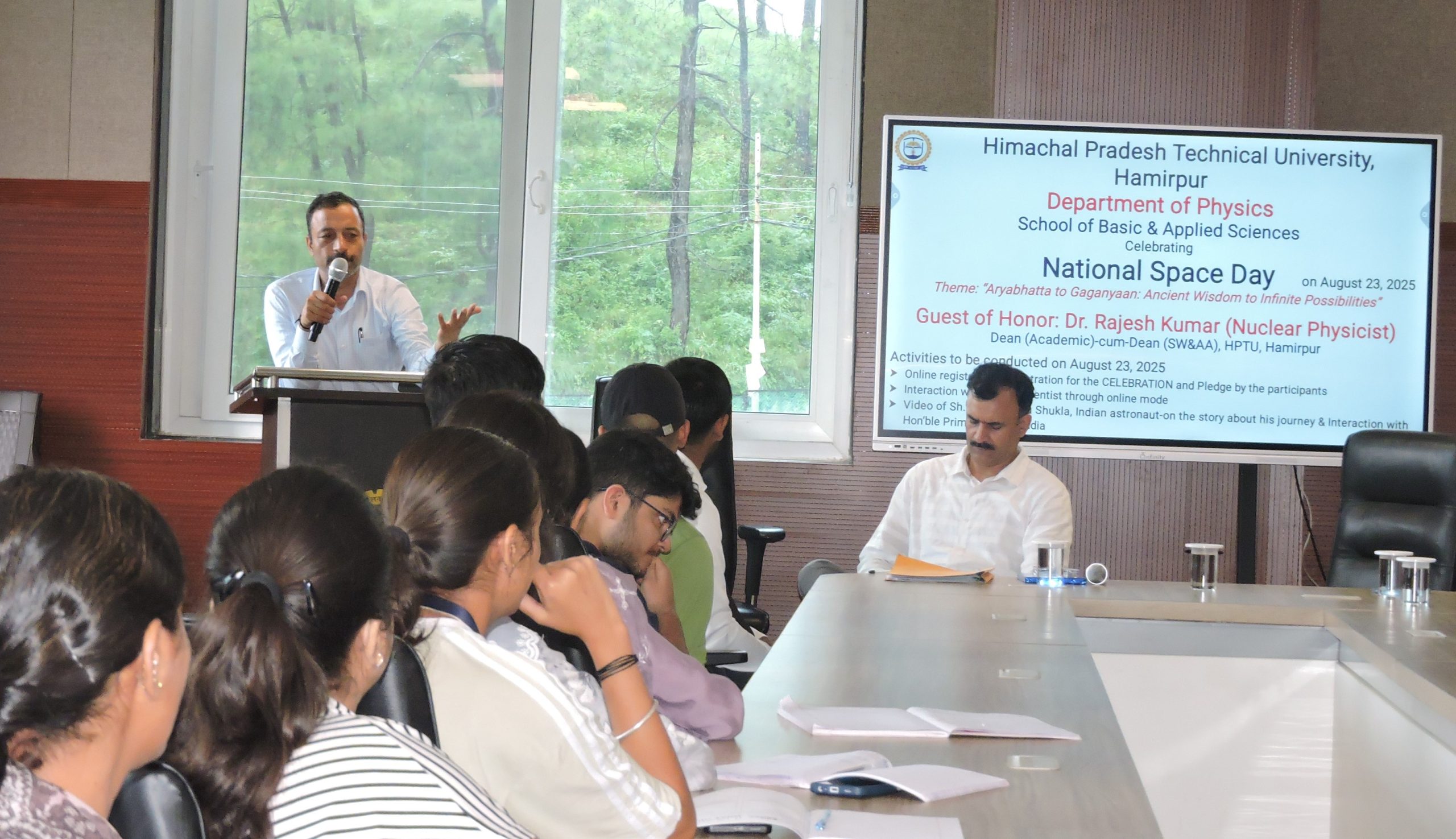 हिमाचल प्रदेश तकनीकी विश्वविद्यालय हमीरपुर में राष्ट्रीय अंतरिक्ष दिवस कार्यक्रम के दौरान विद्यार्थियों को संबोधित करते हुए डॉ. राजेश कुमार।