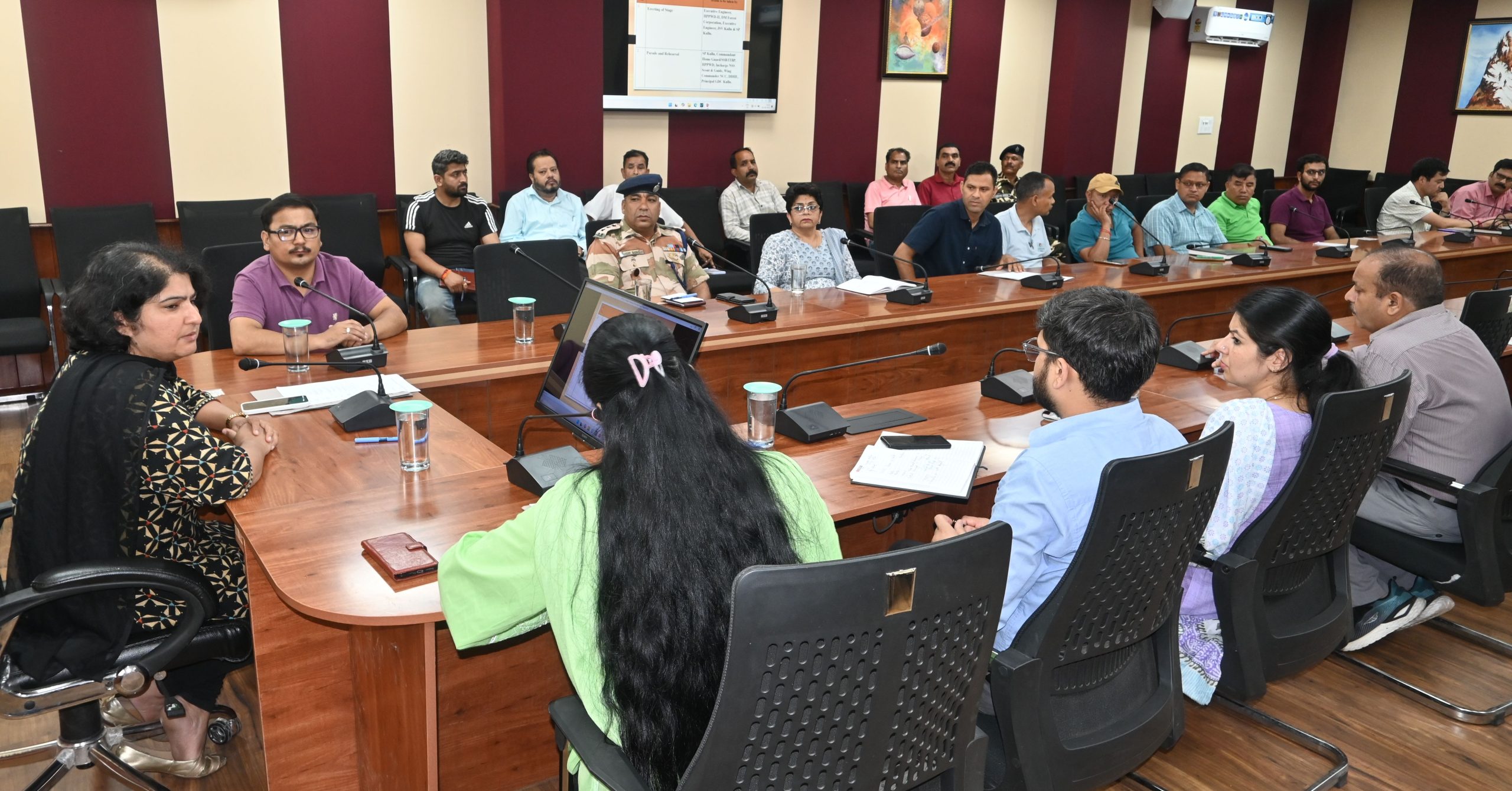 धौलपुर मैदान कुल्लू में स्वतंत्रता दिवस समारोह की तैयारी बैठक लेते उपायुक्त तोरूल एस. रवीश।