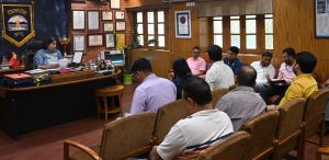 कुल्लू में एनसीसी हैंगर निर्माण की समीक्षा बैठक करते उपायुक्त।