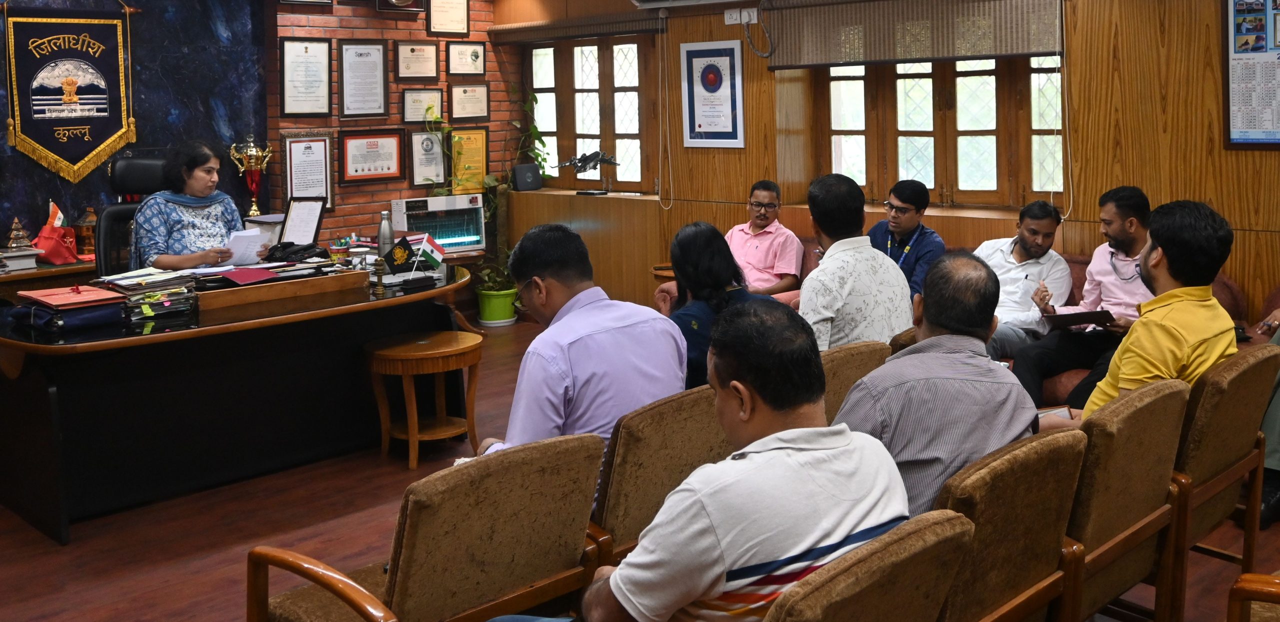 कुल्लू में एनसीसी हैंगर निर्माण की समीक्षा बैठक करते उपायुक्त।