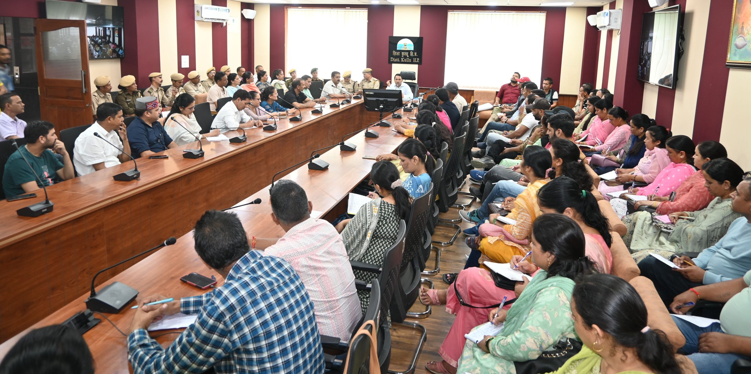 कुल्लू में वन अधिकार अधिनियम पर आयोजित प्रशिक्षण शिविर में जानकारी साझा करते विशेषज्ञ।