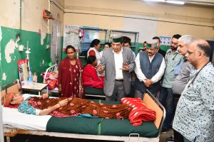 स्वास्थ्य मंत्री डॉ. शांडिल ने सोलन अस्पताल में रोगियों का हाल जाना