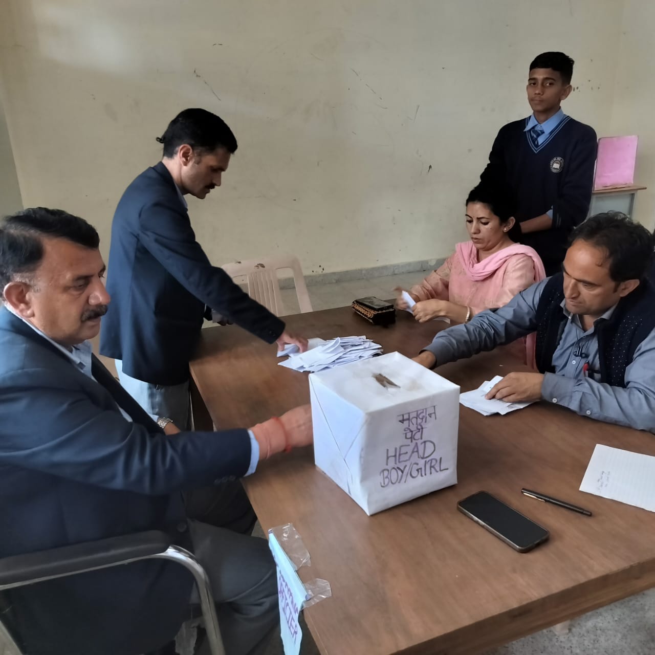 जनेडघाट स्कूल में हेड ब्वाय और हेड गर्ल को सम्मानित करते प्रधानाचार्य।