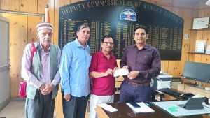 डीसी हेमराज बैरवा को मुख्यमंत्री राहत कोष के लिए चेक सौंपते सनातन धर्म सभा अध्यक्ष विजय शर्मा।