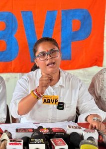 अभाविप की प्रदेश मंत्री नैंसी अटल ने कॉलेज सदस्यता अभियान की घोषणा करते हुए।