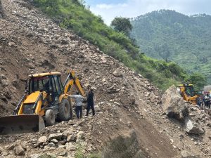 26 घंटे बाद भी बंद सनौरा-नेरीपुल-छैला मार्ग