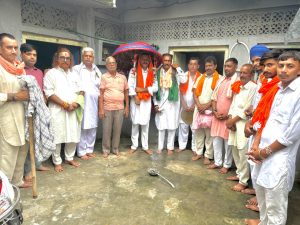 गुगा जाहर पीर की महिमा गाते हुए नंगे पांव मंडली के सदस्य।
