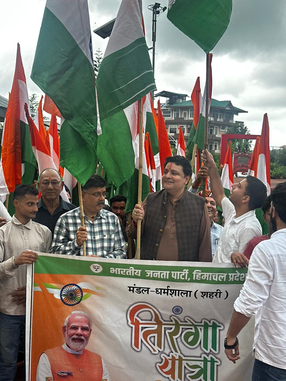 भाजपा मंडल धर्मशाला (शहरी) ने दाड़ी से धौलाधार कॉलोनी तक तिरंगा यात्रा का आयोजन किया
