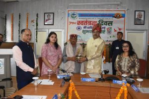 कुलपति प्रो. सत प्रकाश बंसल और शहीद पवन के परिजनों के साथ विश्वविद्यालय परिवार