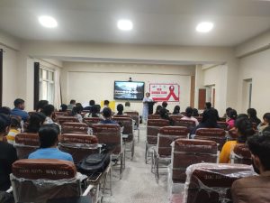 प्रतियोगिता में विजेता छात्र-छात्राओं को सम्मानित करतीं प्राचार्य डॉ. दीपशिखा भारद्वाज