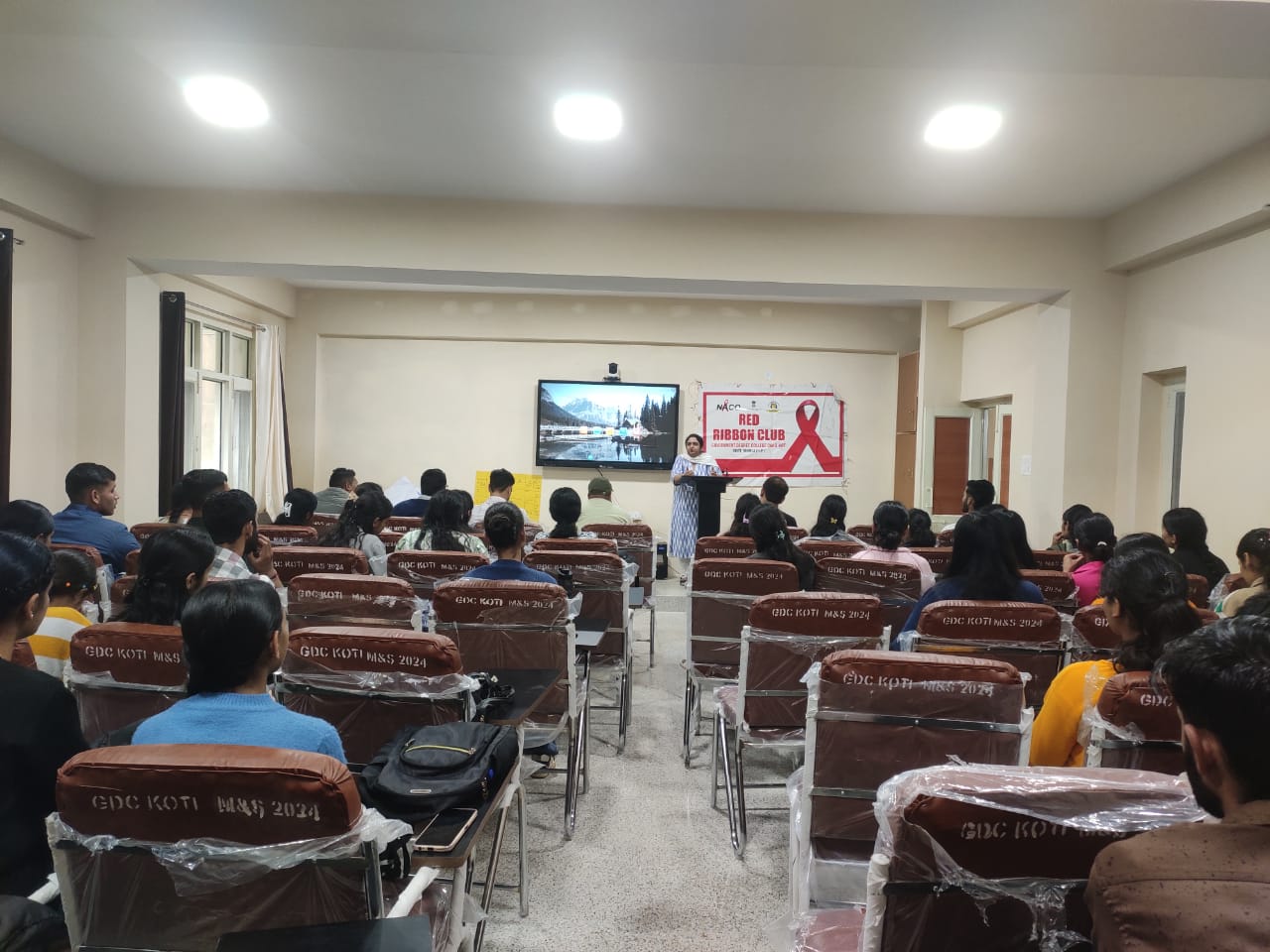 प्रतियोगिता में विजेता छात्र-छात्राओं को सम्मानित करतीं प्राचार्य डॉ. दीपशिखा भारद्वाज