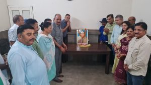 हमीरपुर में राजीव गांधी को श्रद्धांजलि अर्पित करते कांग्रेस नेता और कार्यकर्ता