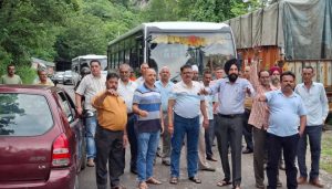 नंगल क्षेत्र में टोल टैक्स विरोध प्रदर्शन करते इंटक और स्थानीय लोग