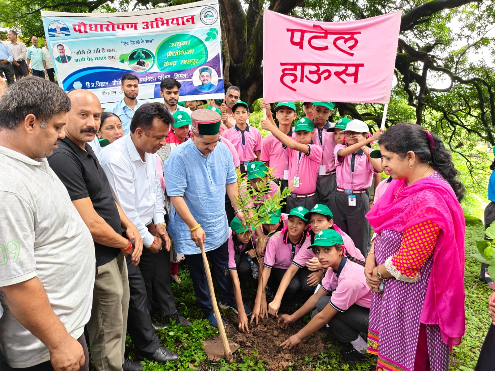 विधायक केवल सिंह पठानिया गोरडा पंचायत में पौधारोपण करते हुए, ग्रामीणों व बच्चों को पर्यावरण संरक्षण का संदेश देते हुए।