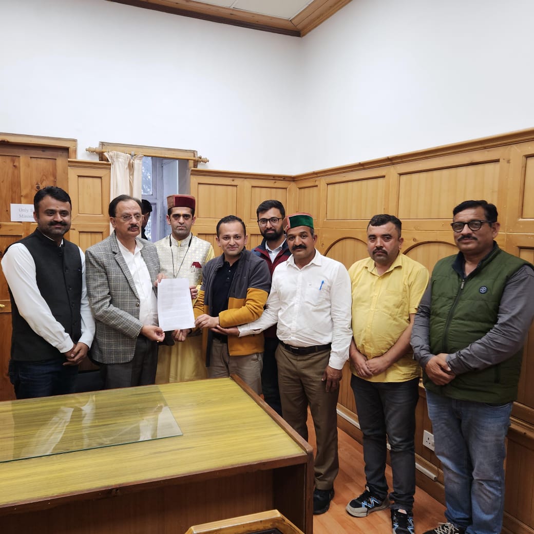 हाटी विकास मंच ने उद्योग मंत्री को सौंपा ज्ञापन, सोलन-राजगढ़ सड़क को एनएच घोषित करने की मांग।