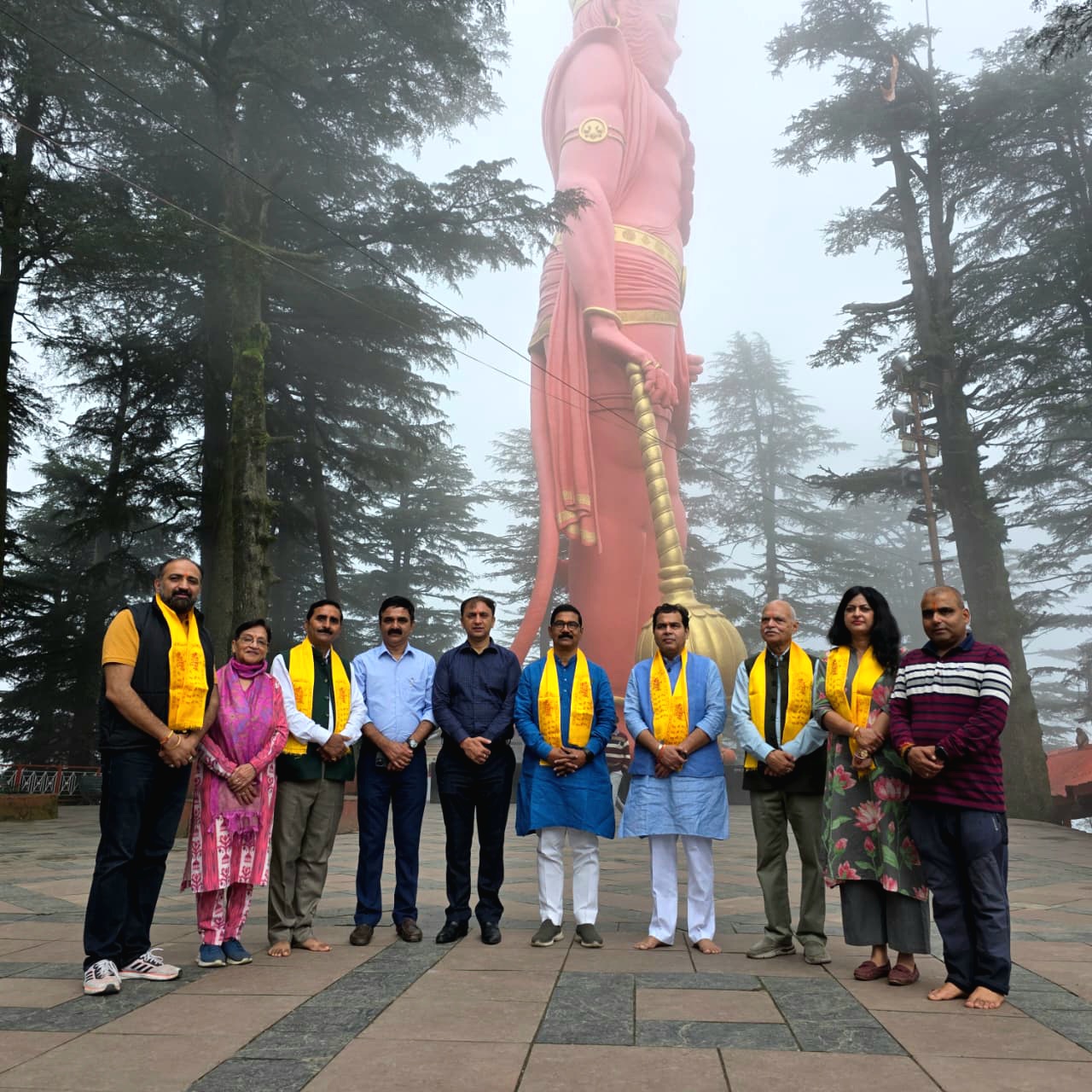 जाखू मंदिर में शीश नवाते भाजपा प्रभारी श्रीकांत शर्मा।