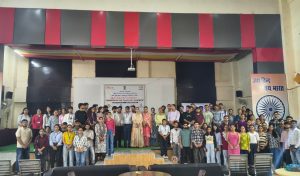 हमीरपुर में केंद्र की योजनाओं पर आयोजित कार्यशाला में छात्रों को जानकारी देते वक्ता।