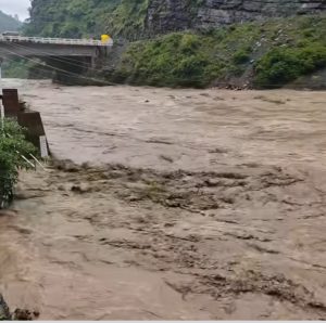 गिरि नदी में बरसात के दौरान बढ़ा जलस्तर, ग्रामीणों में चिंता।