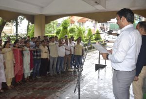 सद्भावना दिवस पर शपथ दिलाते उपायुक्त हेमराज बैरवा, धर्मशाला।