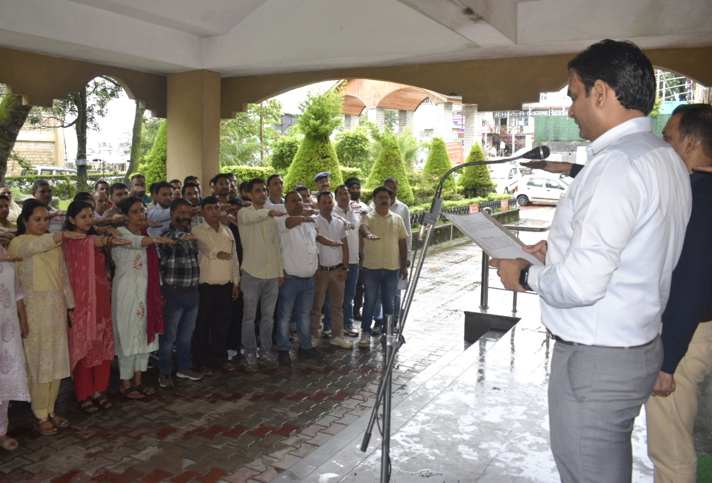 सद्भावना दिवस पर शपथ दिलाते उपायुक्त हेमराज बैरवा, धर्मशाला।