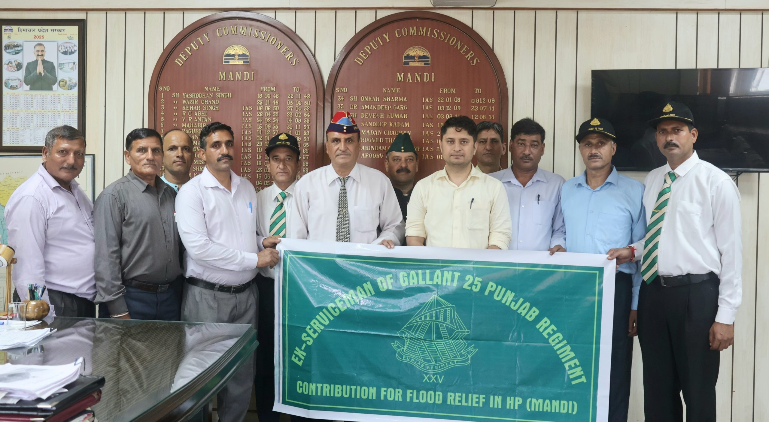 गैलेंट 25 पंजाब रेजीमेंट के भूतपूर्व सैनिकों ने मंडी में उपायुक्त को मुख्यमंत्री राहत कोष हेतु चेक भेंट किया।