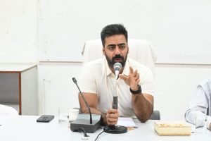 ऊना में स्वतंत्रता दिवस समारोह की तैयारियों की समीक्षा करते उपायुक्त जतिन लाल।