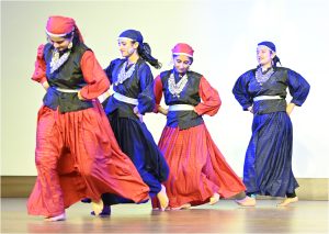 एमसीएम कॉलेज में आयोजित इन्फोटेनमेंट एक्सट्रावेगेंज़ा और मिस फ़्रेशर कॉन्टेस्ट के दौरान प्रस्तुति देतीं छात्राएँ और आमंत्रित कलाकार।