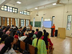 चंडीगढ़ गवर्नमेंट कॉलेज ऑफ़ एजुकेशन में ओरिएंटेशन कार्यक्रम के दौरान नए छात्रों का स्वागत करते हुए मुख्य अतिथि और प्राचार्य।