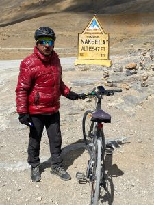 “62 वर्षीय आलोक भंडारी ने 47 घंटे 32 मिनट में लेह-मनाली साइक्लिंग पूरी कर वर्ल्ड रिकॉर्ड बनाया।”