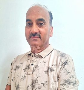 हमीरपुर में पत्रकारों से बात करते भाजपा जिला अध्यक्ष राकेश ठाकुर।