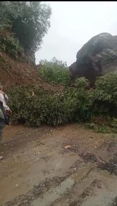 झंडूता उपमंडल के मरोतन में भूस्खलन से बंद सड़क पर जमा मलबा।