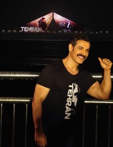 बांद्रा-वर्ली सी लिंक पर जगमगाता ‘तेहरान’ का भव्य पोस्टर, जिसे देख थम गई मुंबई की रफ़्तार।