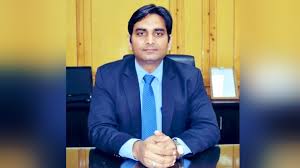 ब्यास नदी के जलस्तर की मॉनिटरिंग करते अधिकारी, कांगड़ा जिला प्रशासन अलर्ट मोड पर।