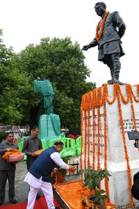 रिज शिमला पर डॉ. परमार की प्रतिमा पर पुष्पांजलि अर्पित करते ग्रामीण विकास मंत्री अनिरुद्ध सिंह व अन्य dignitaries.