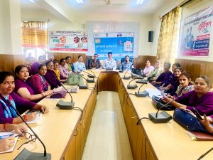 ऊना कल्याण भवन में ई-केवाईसी प्रशिक्षण शिविर में उपस्थित आंगनवाड़ी कार्यकर्ता और अधिकारी।