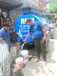 जल शक्ति विभाग द्वारा मंडी के विभिन्न क्षेत्रों में पाइपलाइन बहाली हेतु किए जा रहे कार्य के दृश्य।